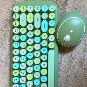 Wireless type writer keyboard